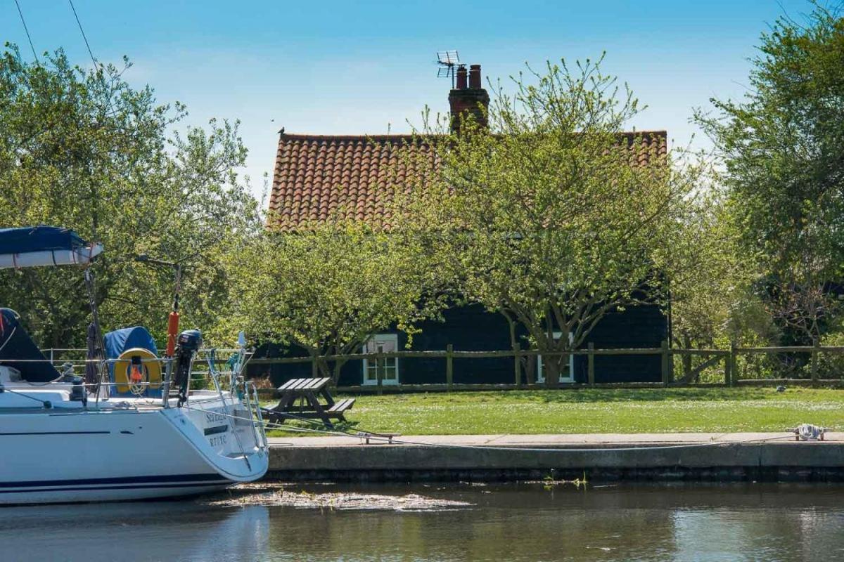 Navigation Cottage On The Historic Sea Lock Overlooking The Nature Reserve マルドン エクステリア 写真