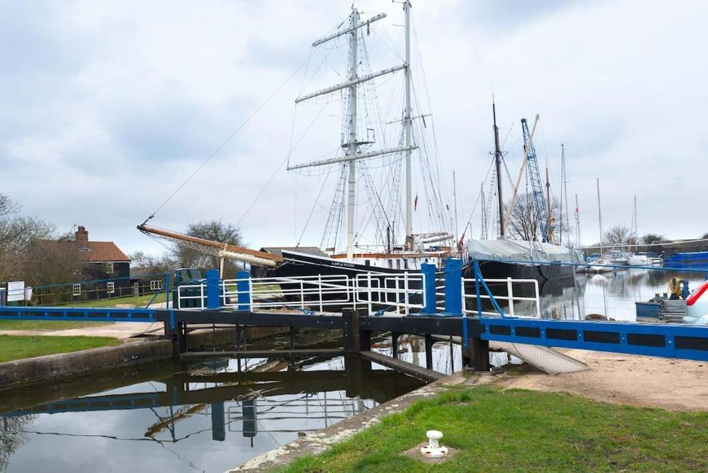 Navigation Cottage On The Historic Sea Lock Overlooking The Nature Reserve マルドン エクステリア 写真