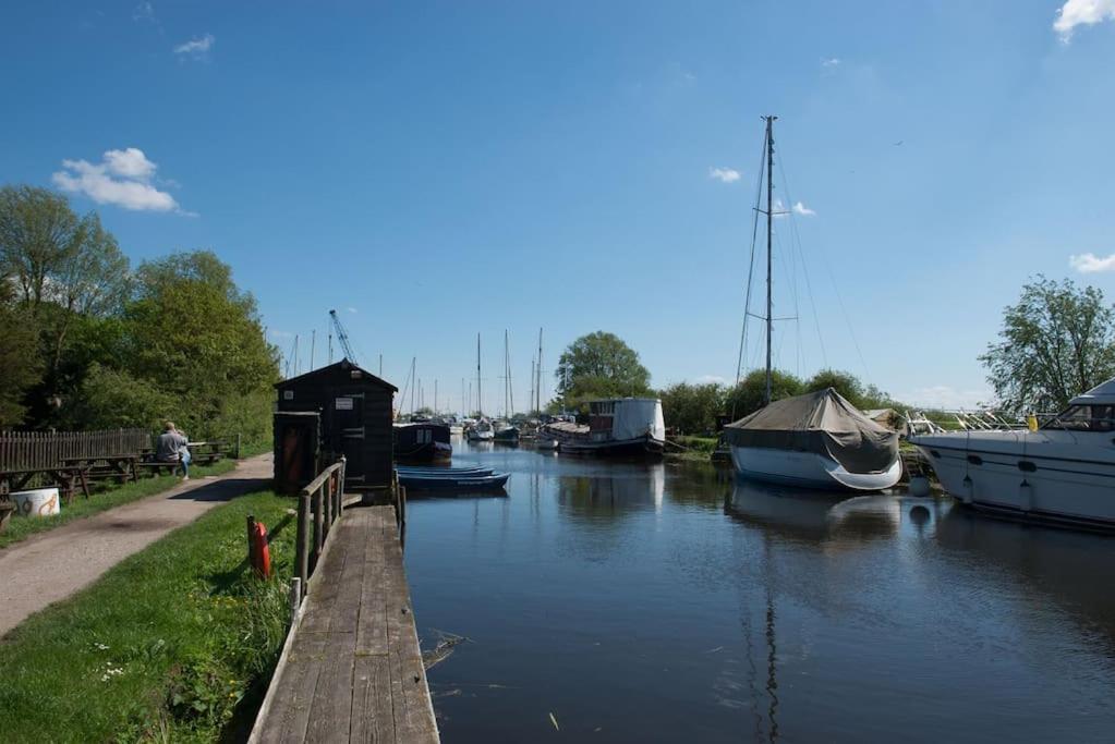 Navigation Cottage On The Historic Sea Lock Overlooking The Nature Reserve マルドン エクステリア 写真
